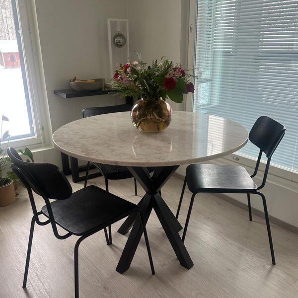 Ruokapöytä, teräksiset jalat, kvartsitasolla. Halkaisija 100 cm. 