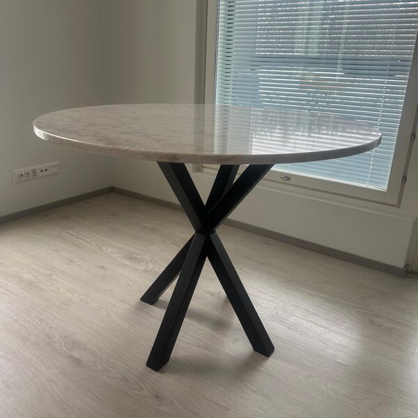 Ruokapöytä, teräksiset jalat, kvartsitasolla. Halkaisija 100cm