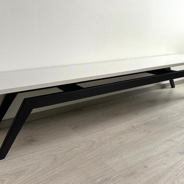 Minimalistinen TV taso 