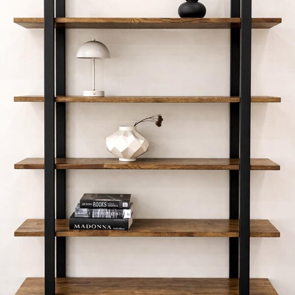 Kirjahylly tammitasolla. Runkon korkeus 200cm, hyllytason leveys 140cm, tason syvyys 25cmT