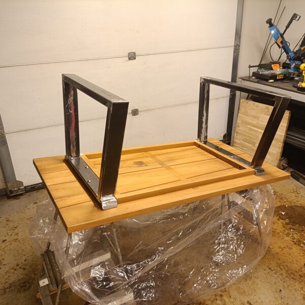 Teräksiset pöydän jalat 