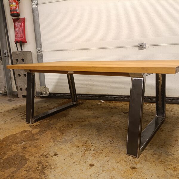 Teräksiset pöydän jalat 