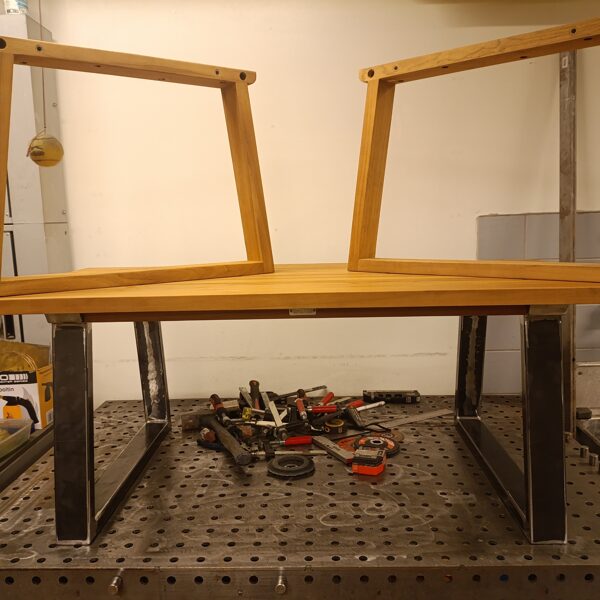 Teräksiset pöydän jalat 