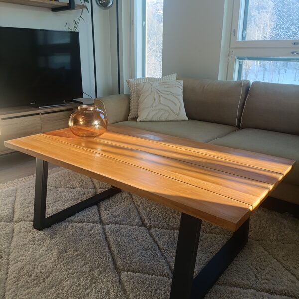 Teräksiset pöydän jalat 