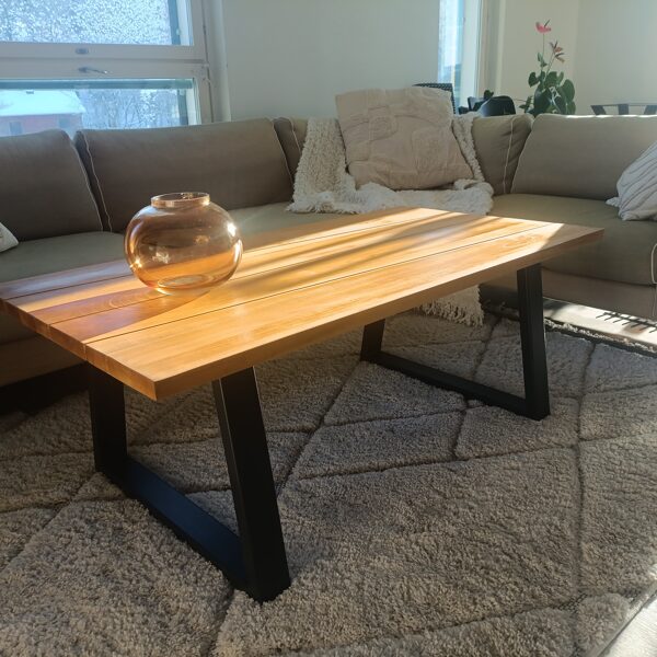 Teräksiset pöydän jalat 