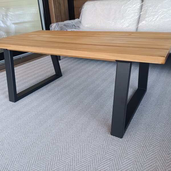 Teräksiset pöydän jalat 