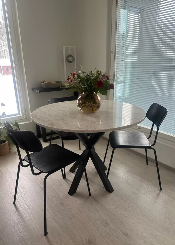 Ruokapöytä, teräksiset jalat, kvartsitasolla. Halkaisija 100 cm. 
