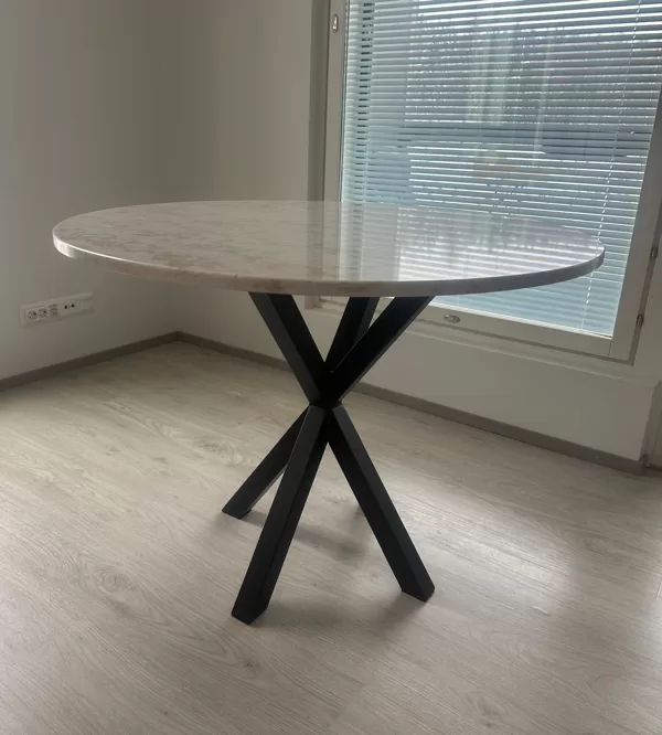 Ruokapöytä, teräksiset jalat, kvartsitasolla. Halkaisija 100cm