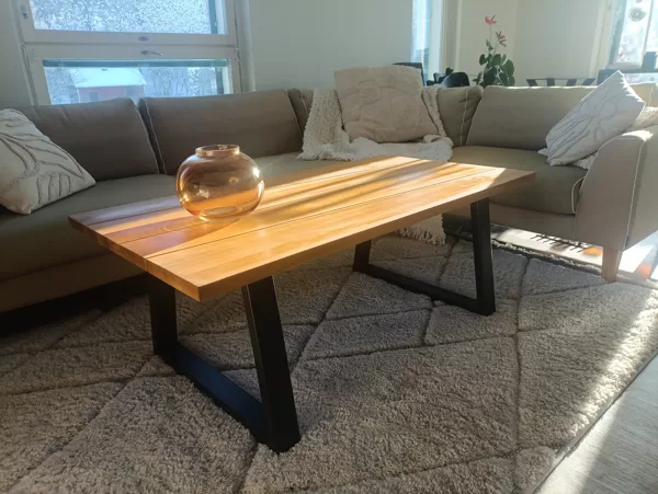 Teräksiset pöydän jalat 